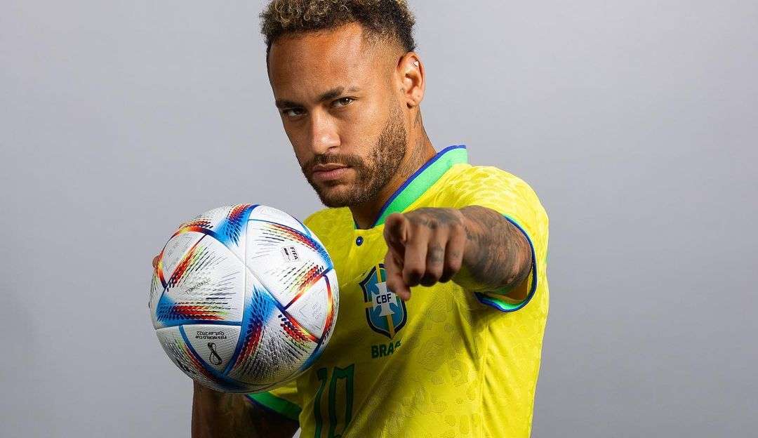 Neymar sai chorando de campo com dores no tornozelo 