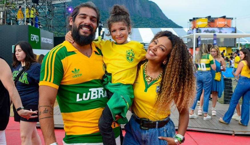 Torcendo pela seleção, famosos se reúnem para assistir estreia do Brasil na Copa