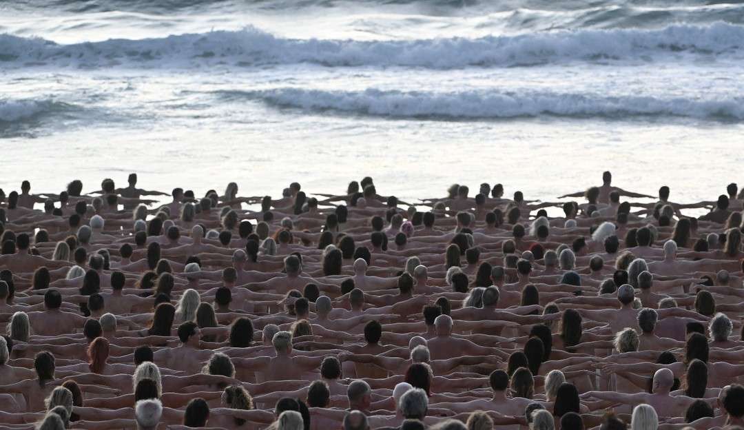 Nudismo em praia marca amanhecer na Austrália