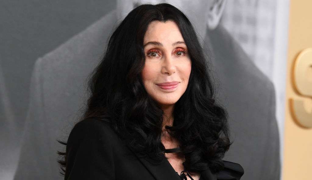 Cher assume namoro com rapper 40 anos mais novo  Lorena Bueri