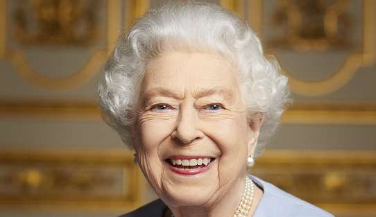 Amiga de longa data da rainha Elizabeth critica The Crown da Netflix Lorena Bueri