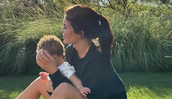 Kylie Jenner posa em novas fotos com o filho caçula