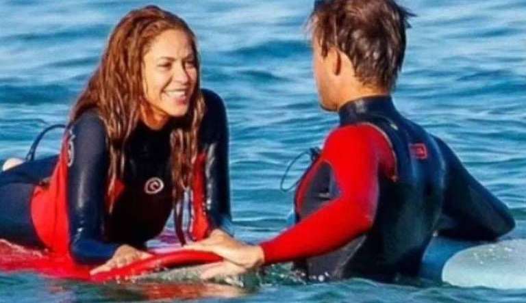 Shakira é vista com novo affair em praia na Espanha