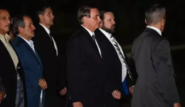 Bolsonaro 'sorriu, conversou e tirou fotos' durante jantar do PL Lorena Bueri