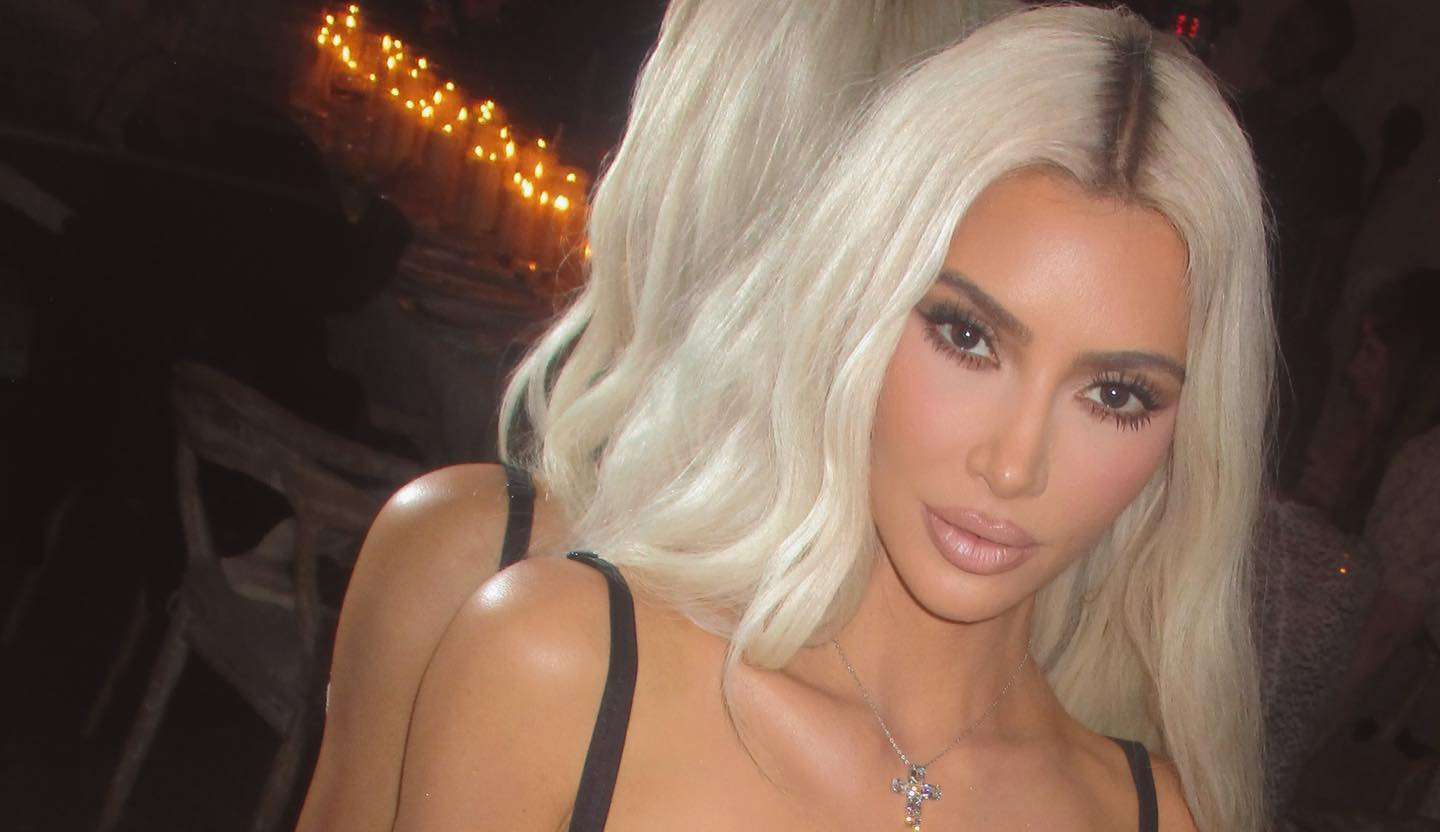 Kim Kardashian pretende encerrar parceria com Balenciaga após escândalo envolvendo pedofilia