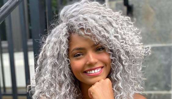 Gray blending: Conheça a técnica que ajuda a assumir os cabelos grisalhos