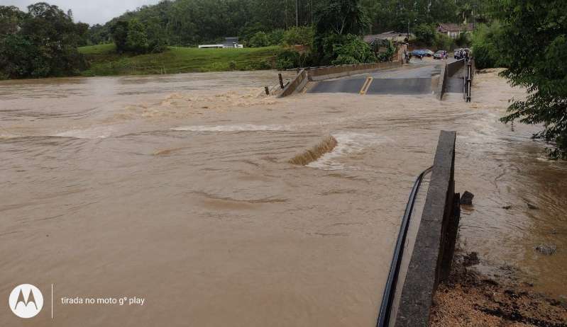 Rio Capivari transborda e inunda rodovia em Santa Catarina