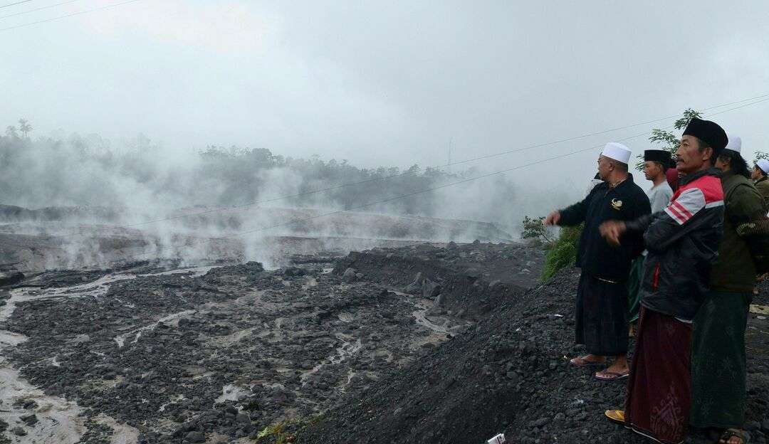 Vulcão entra em erupção na ilha de Java, na Indonésia Lorena Bueri