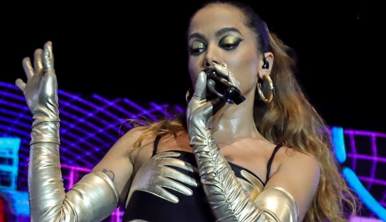 Anitta se apresenta no Rio e vários famosos comparece ao show da cantora