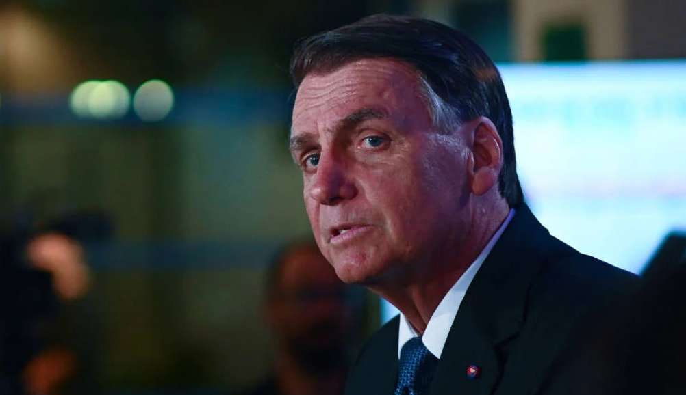 Bolsonaro aparece chorando durante evento militar