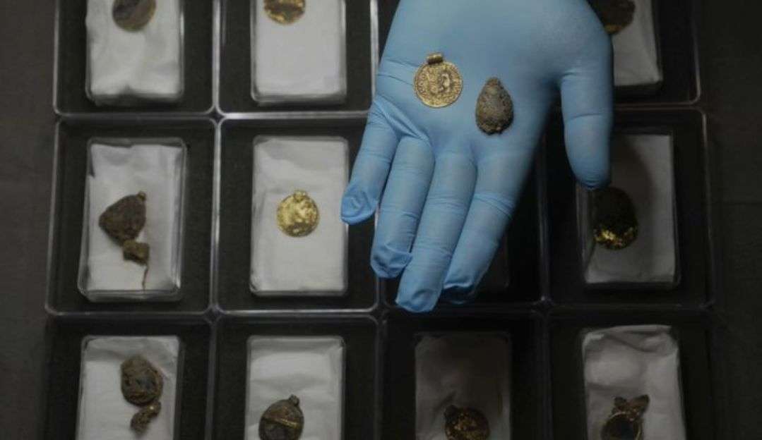 Arqueólogos encontram tesouro medieval raro de 1300 anos na Inglaterra Lorena Bueri