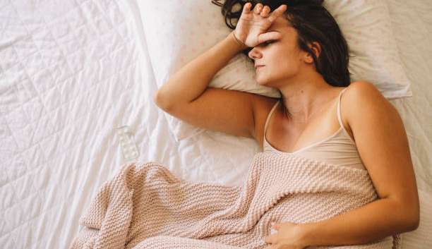 O que é a fadiga menstrual e o que fazer para aliviar os sintomas Lorena Bueri