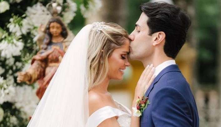 Bárbara Evans divulga fotos do casamento com Gustavo Theodoro