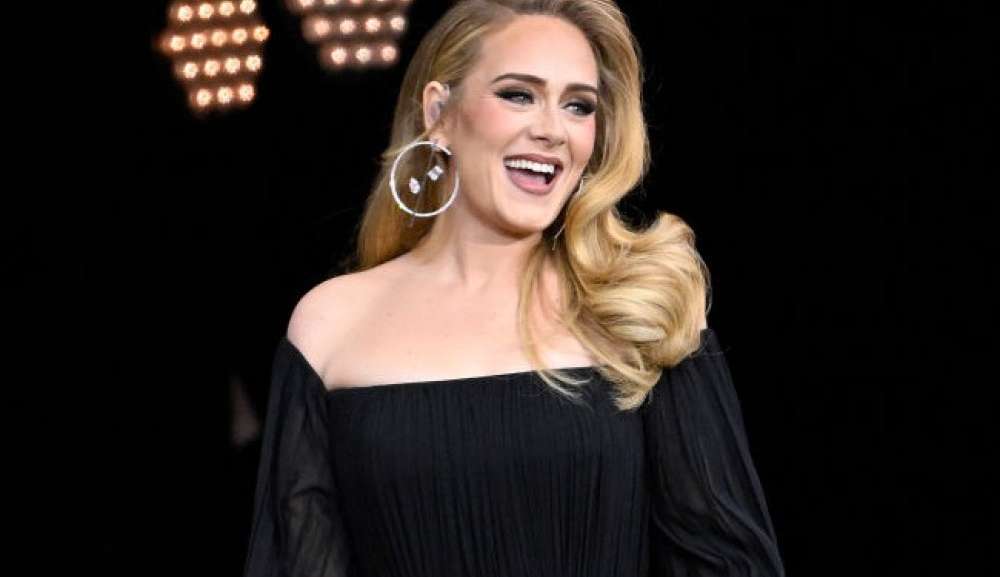 Adele fazia terapia 5 vezes por dia após divórcio Lorena Bueri