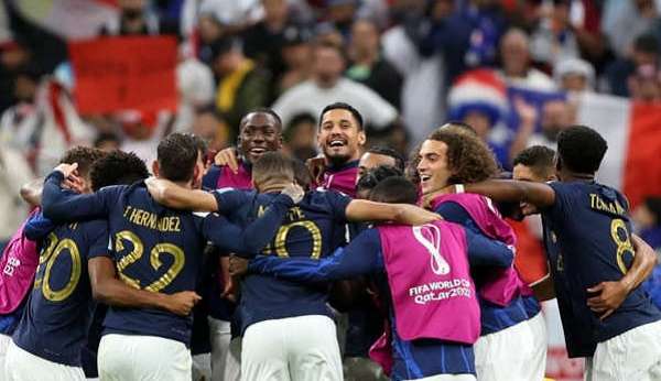 França vai à final da Copa do Catar e iguala marcas da seleção brasileira Lorena Bueri