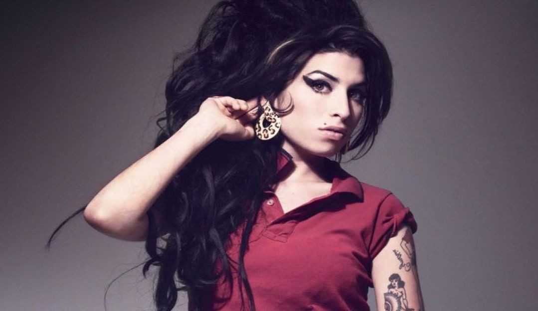 Amy Winehouse terá novo documentário marcando 10 anos de sua morte  Lorena Bueri