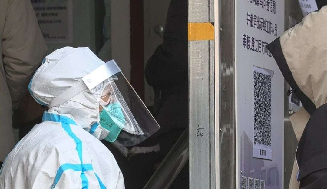 China deixa de notificar mortes por COVID, apesar de evidências indicarem aumento de casos