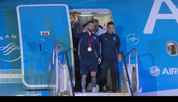 Seleção argentina é recebida pela torcida no aeroporto em Buenos Aires