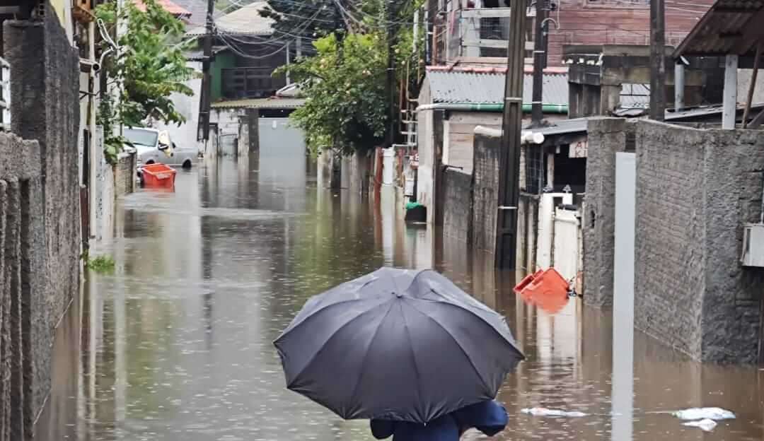 Chuva em Santa Catarina causa mortes e rodovias bloqueadas