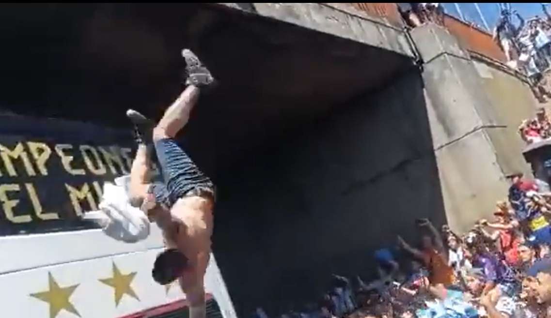 Festa na Argentina tem multidão, queda de torcedores e invasão ao Obelisco