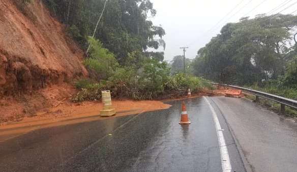 Rodovia Rio-Santos foi interditada devido risco de deslizamento 