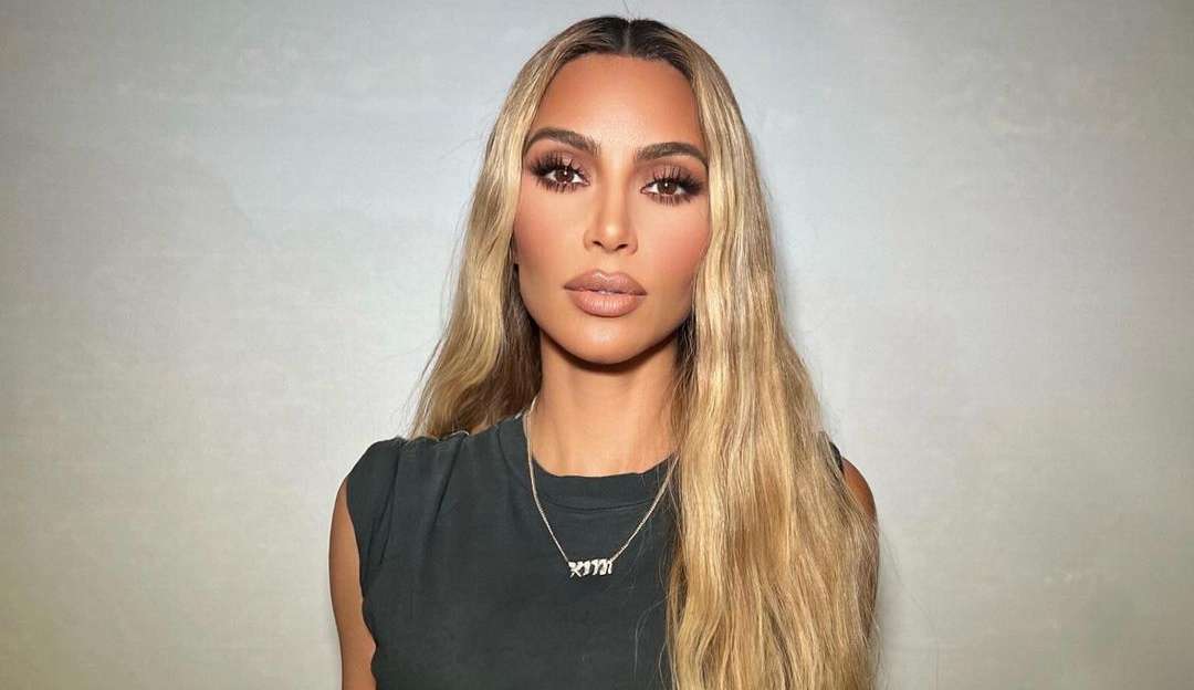 Fãs suspeitam que Kim Kardashian tenha feito cirurgia para tirar gordura da bochecha  Lorena Bueri