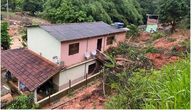 Chuva destrói parte de Minas Gerais e deixa pelo menos 13 mortos. 