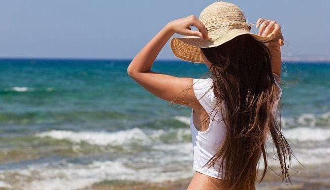 Praia e Piscina: Dicas para cuidar dos cabelos nas férias de verão Lorena Bueri