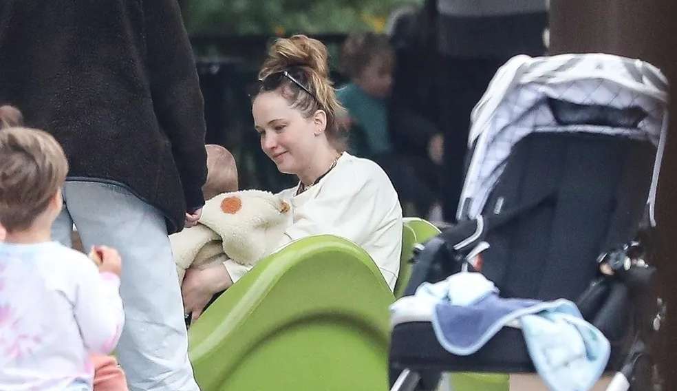 Jennifer Lawrence é fotografada sem maquiagem durante passeio com o filho