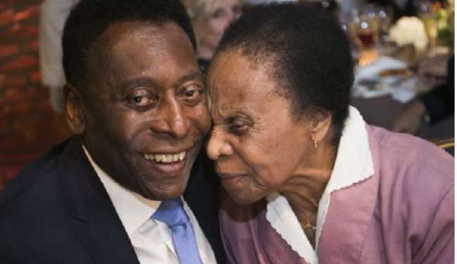 Mãe de Pelé ainda não soube sobre sua morte; Decisão da família foi em prol de sua saúde 