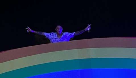 Felipe Prior se pronunciou sobre a foto polêmica com arco-íris  