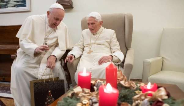 O atrito e a amizade entre os dois papas Lorena Bueri