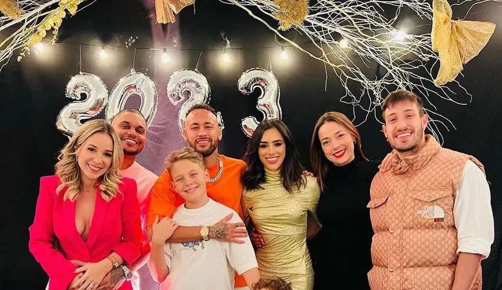 Neymar aproveita ano novo ao lado de Bruna Biancardi e Carol Dantas 