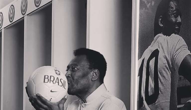 Mistério da Vila Belmiro: o que será que Pelé guardou no armário há quase 50 anos atrás? Lorena Bueri