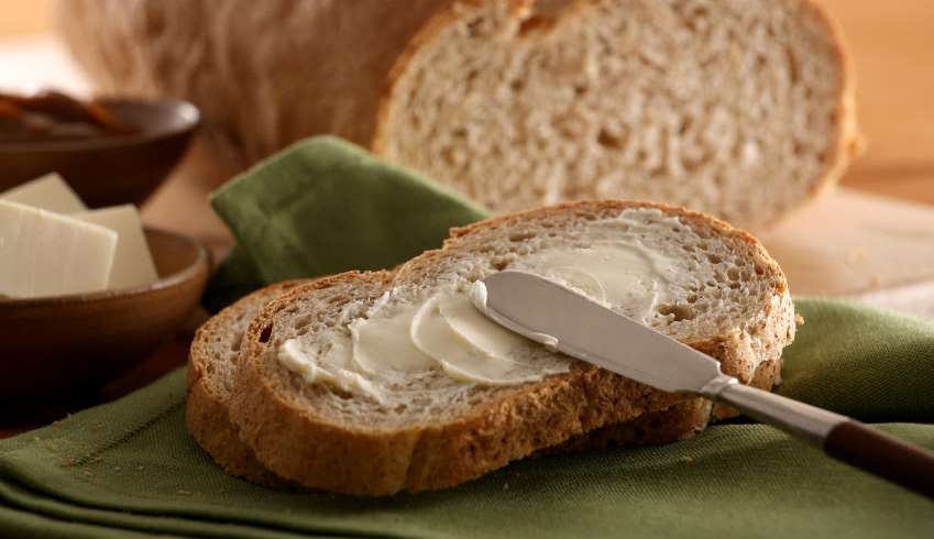 É possível perder peso sem abrir mão do pão com manteiga no café da manhã