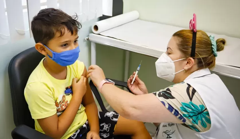 Vacina da Covid será anual para grupos de risco, segundo nova secretária da Saúde