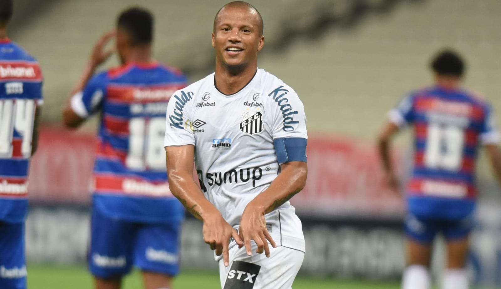 Carlos Sánchez deixa o Santos após 5 anos