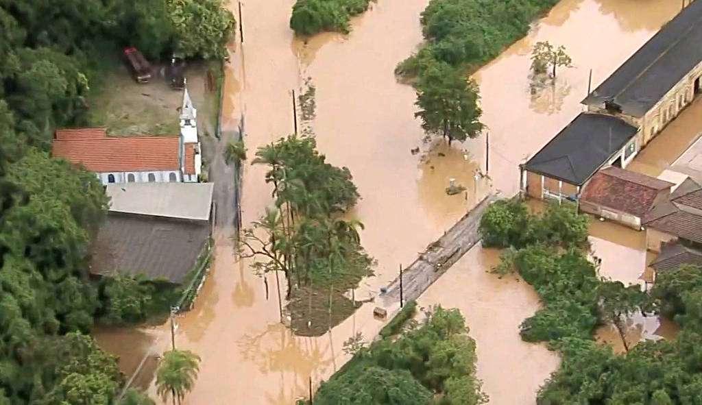 Chuva em São Paulo causa alagamentos e interdita rodovia Lorena Bueri