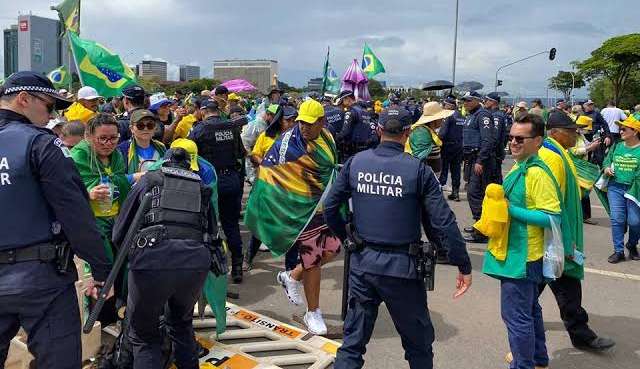 Bolsonaristas causam problemas ao redor do Brasil