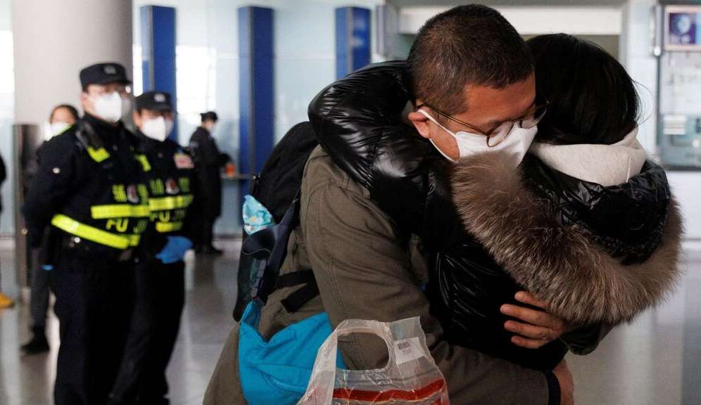 China reabre fronteiras e famílias voltam a se encontrar após quase 3 anos Lorena Bueri