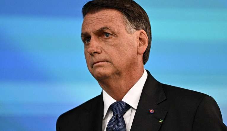 Jair Bolsonaro é internado em Orlando, nos EUA, com dores abdominais