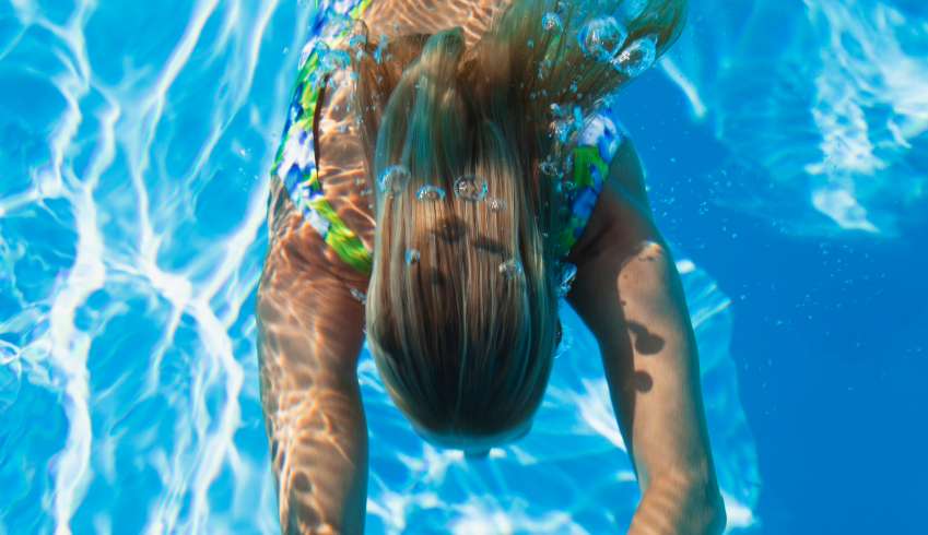 Cabelo esverdeado após piscina: causa, como evitar e tratar 