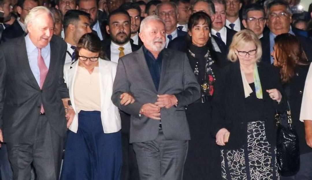 Presidente Lula saiu em uma caminhada simbólica com governadores e ministros