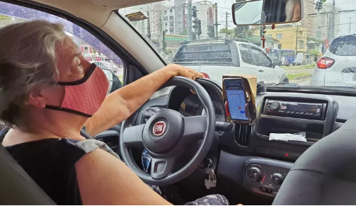 Em Santos 'Vovó Uber' ultrapassa 20 mil corridas em sua carreira   Lorena Bueri