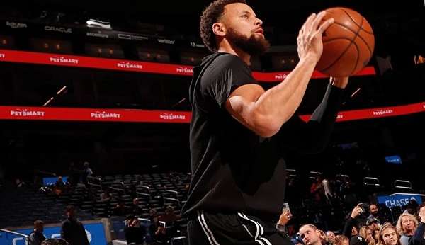 Curry retorna ao Warriors após um mês de lesão