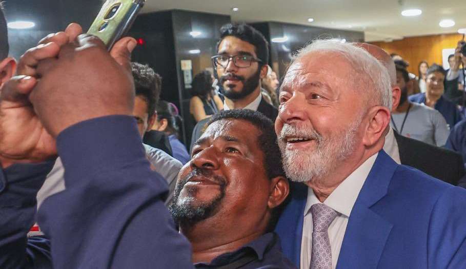 Lula agradece aos trabalhadores que limparam o Palácio do Planalto: “Limparam e reergueram” Lorena Bueri