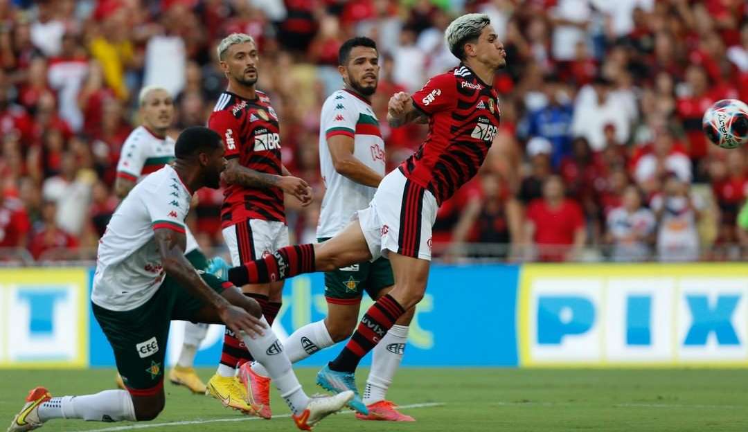 Flamengo vence a Portuguesa e lidera o Campeonato Carioca  Lorena Bueri