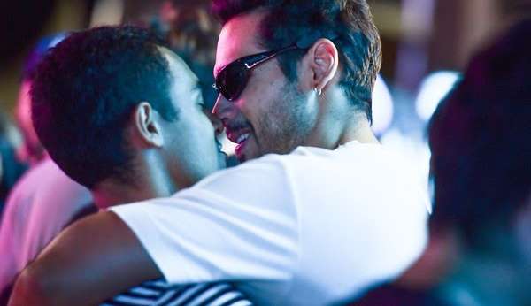 Os atores da novela ' Cara e Coragem' Bruno Fagundes e Igor Fernandez foram clicados se beijando no show de Anitta 