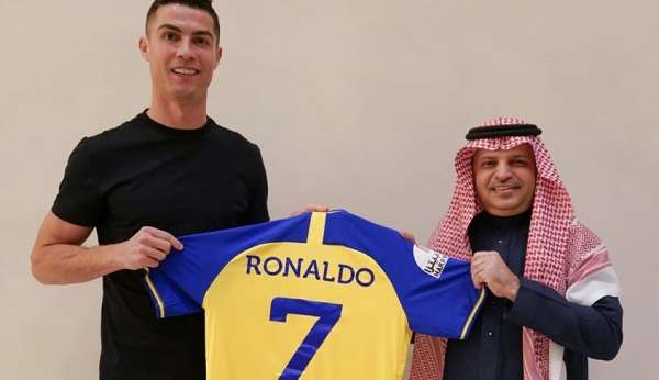 Cristiano Ronaldo estreia no futebol árabe em amistoso contra o PSG