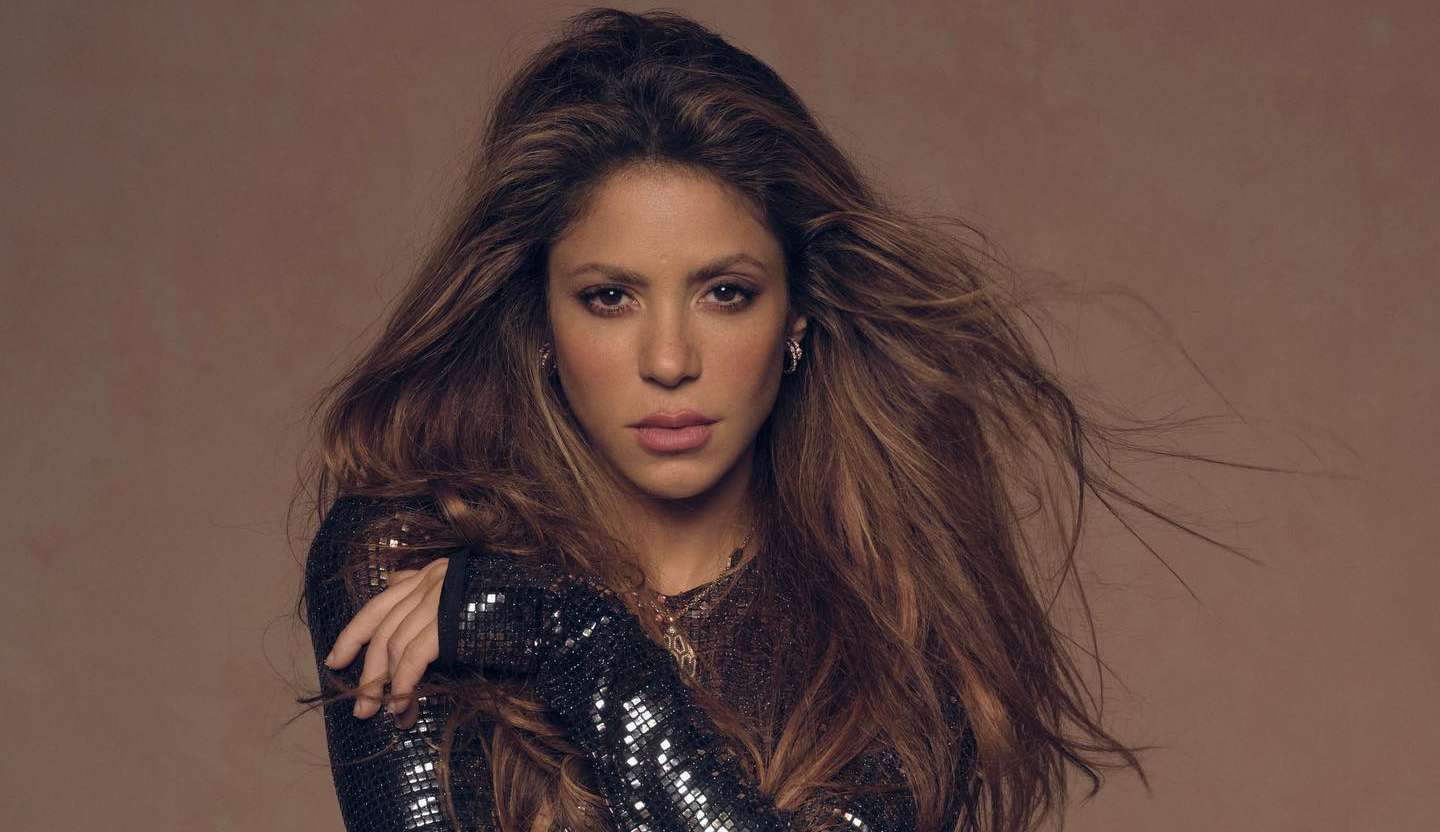 Shakira sobe muro que separa sua casa da ex-sogra  Lorena Bueri
